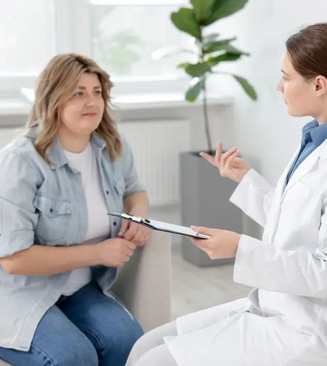 Nutrióloga explicando un plan de salud con una paciente