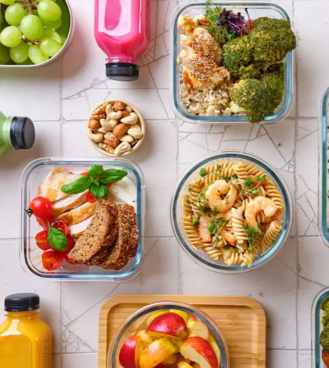 Plan de alimentación médica organizado en recipientes con porciones controladas y balanceadas