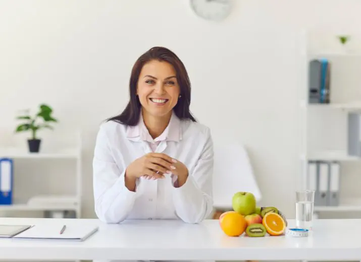 Equipo de expertos en nutrición clínica de Dieta Médica en consultorio profesional