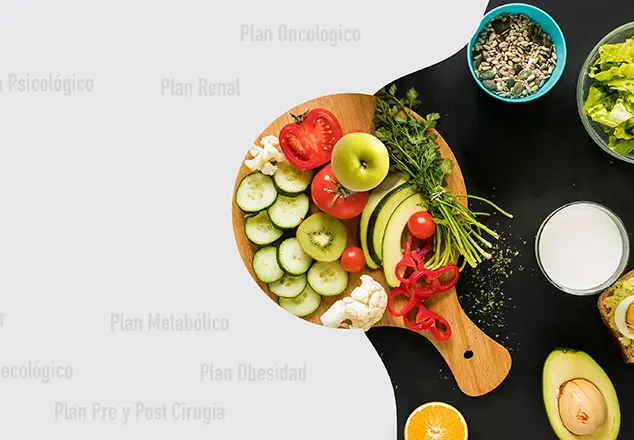 Mesa de ingredientes saludables junto al menú de planes nutricionales especializados para diversas condiciones médicas